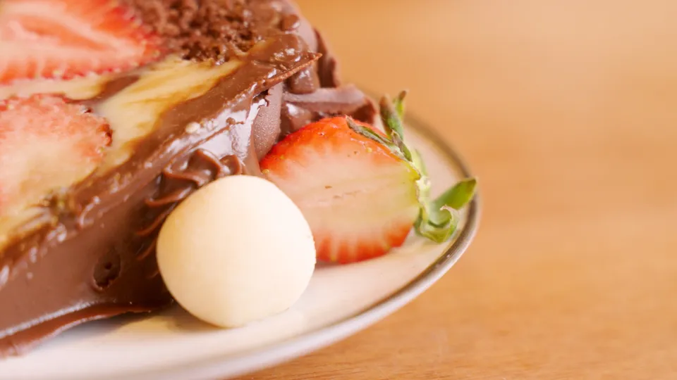 Sobremesa de chocolate com morango em close, foto ZOOME Food Films